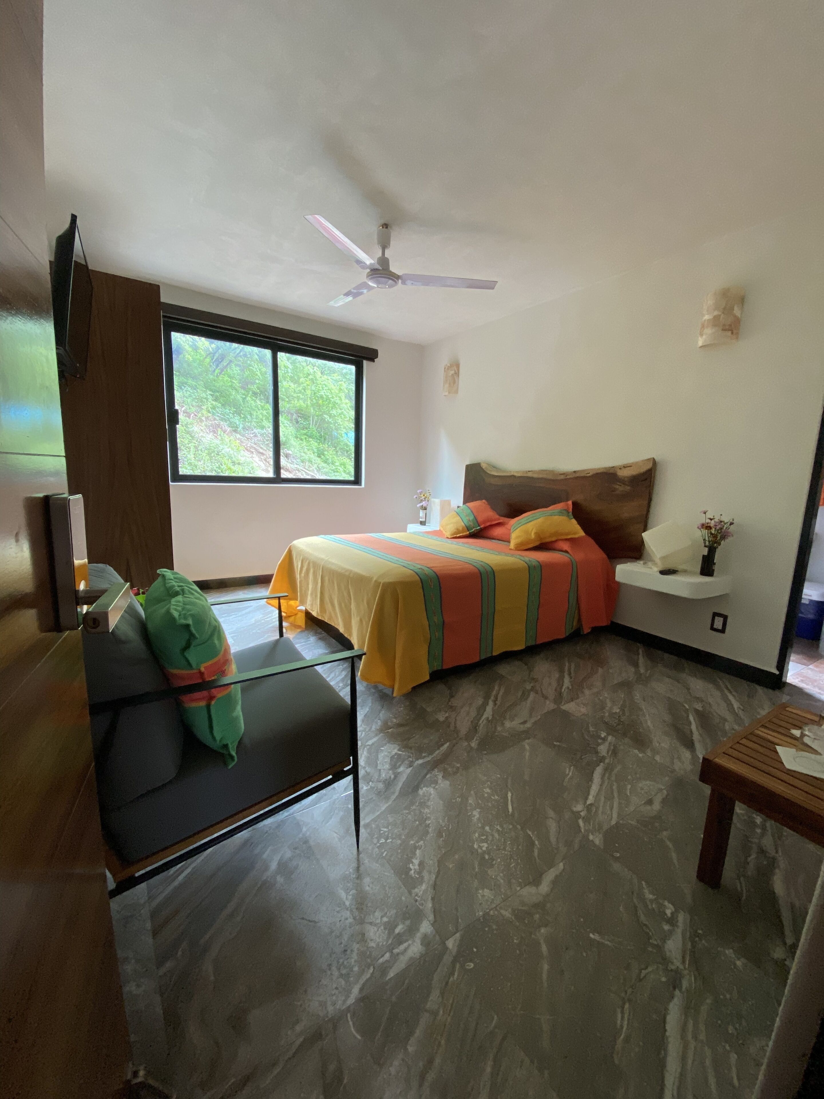 Habitación | Caja fuerte, mobiliario individual, cortinas opacas