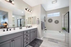 Bathtub, hair dryer, towels, shampoo - 4BR Home Near State Farm Stadium with Pool & Patio (Glendale)