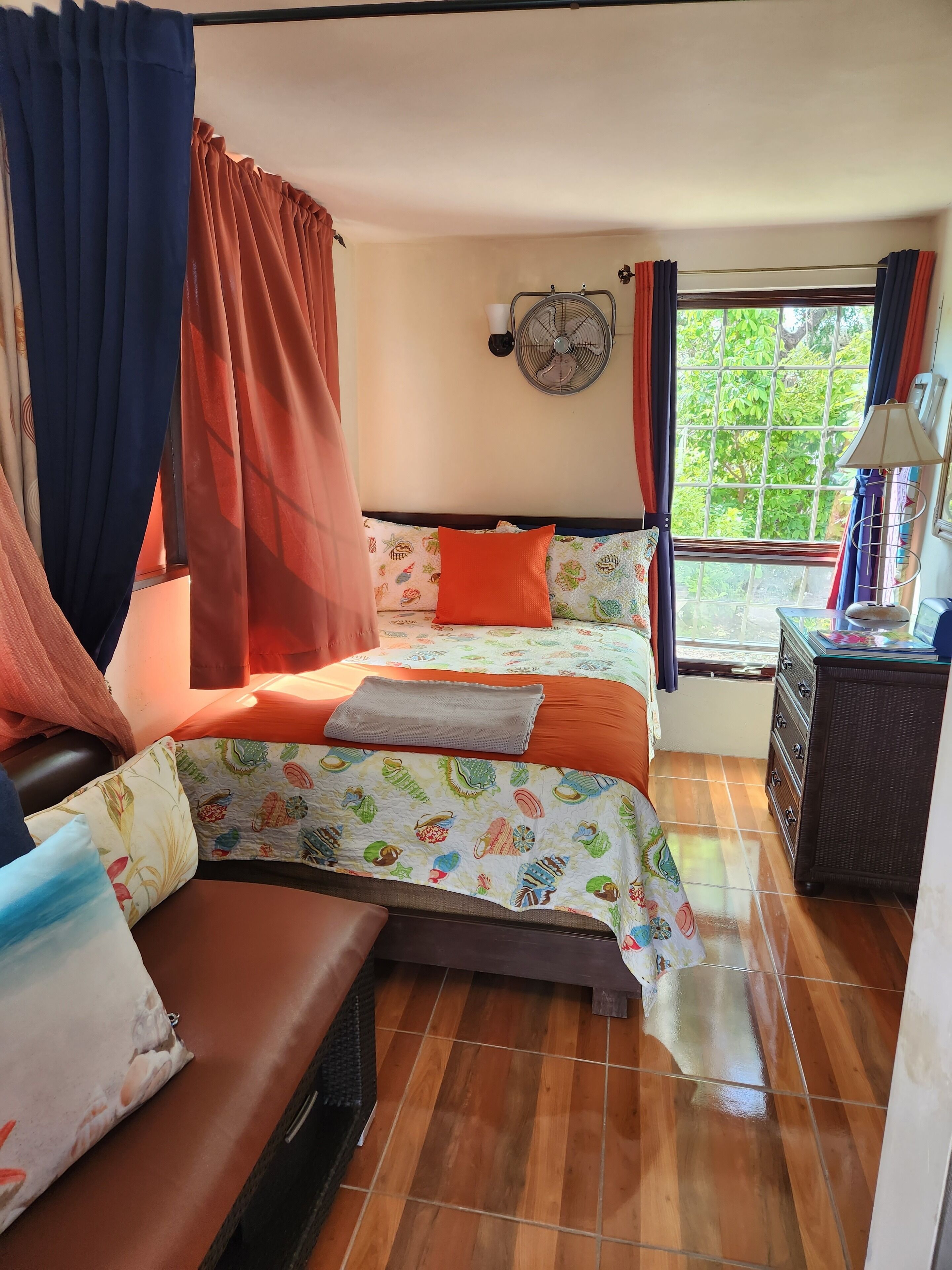 1 habitación, tabla de planchar con plancha, wifi y ropa de cama 