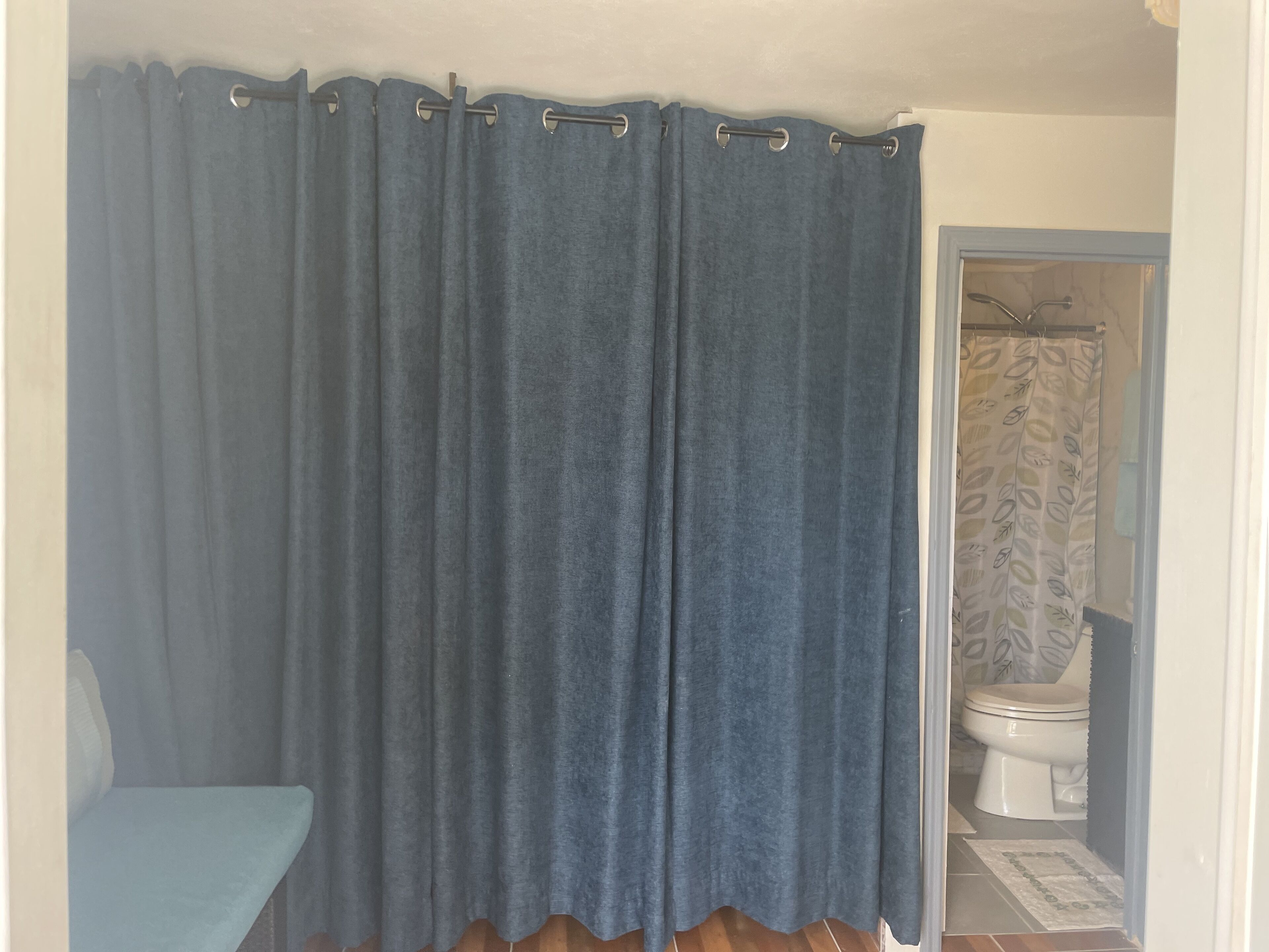 Regadera, secadora de cabello, toallas, jabón 