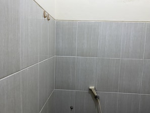 Standard Room | Bathroom | Shower, towels