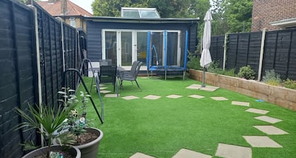 Stunning 1-Bed Cabin in Bromley with hot tub