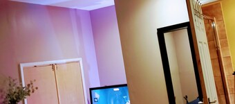 Stunning 1-Bed Cabin in Bromley with hot tub