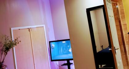 Stunning 1-Bed Cabin in Bromley with hot tub