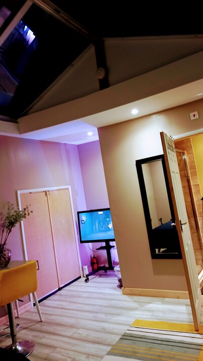 Stunning 1-Bed Cabin in Bromley with hot tub