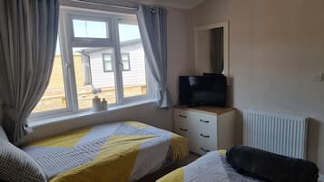 2 bedrooms, iron/ironing board, WiFi, bed sheets