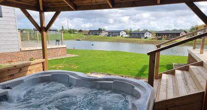 Luxury 2-Bed Lodge in Routh, HotTub & Pet Friendly
