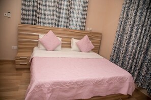 1 bedroom, iron/ironing board, WiFi, bed sheets - Captivating 1-Bed Apartment in Tema, com 25 (Tema, com 25)