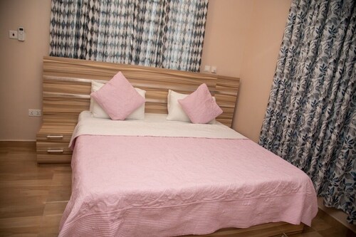 Captivating 1-Bed Apartment in Tema, com 25