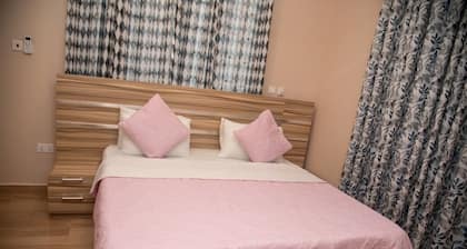 Captivating 1-Bed Apartment in Tema, com 25