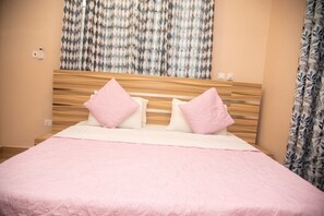 1 bedroom, iron/ironing board, WiFi, bed sheets - Captivating 1-Bed Apartment in Tema, com 25 (Tema, com 25)