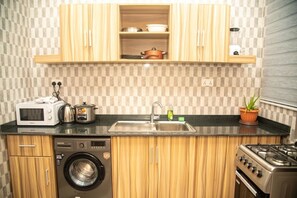 Réfrigérateur, four à micro-ondes, un four, surface de cuisson