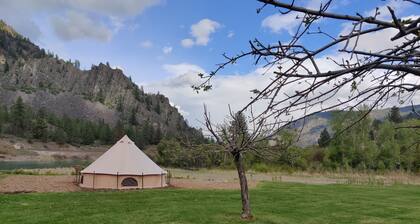 Cozy Beach Cove Yurt, glamping by the river 2mi from Quinn's Hot Springs Resort.