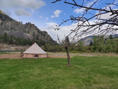 Cozy Beach Cove Yurt, glamping by the river 2mi from Quinn's Hot Springs Resort.
