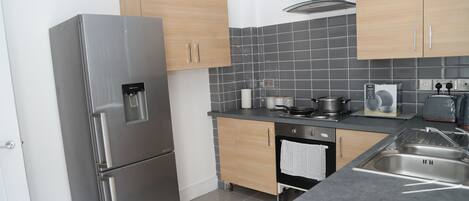 Réfrigérateur, micro-ondes, four, plaque de cuisson