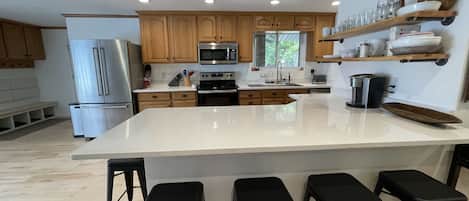 Refrigerador, microondas, horno, placa de cocina