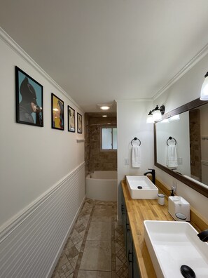 Combined shower/bathtub, hair dryer, towels, soap