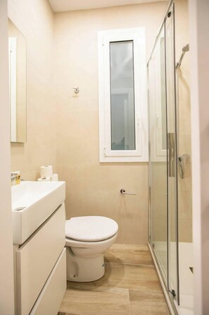 Regadera, secadora de cabello, toallas 