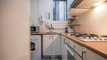 KĂŒhlschrank, Mikrowelle, Ofen, Wasserkocher mit Kaffee-/Teezubehör