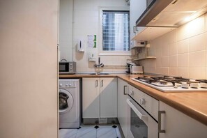 Kühlschrank, Mikrowelle, Ofen, Wasserkocher mit Kaffee-/Teezubehör