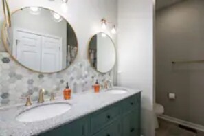 Combined shower/bathtub, hair dryer, towels, soap - Luxury Oasis home w/ King bed- minutes away from everything! (Greensboro)