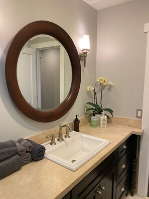 シャワー付き浴槽、ヘアドライヤー、タオル、トイレットペーパー