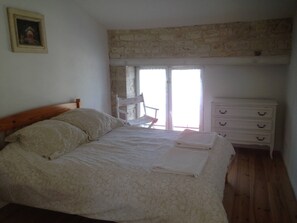 4 chambres, fer et planche à repasser, accès Internet, draps fournis