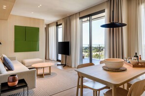 Signatur-suite - 1 soveværelse - havudsigt | Stue | 55-tommers LED-tv med satellitkanaler, tv, streamingtjenester