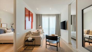 Suite, 2 slaapkamers, balkon, uitzicht op zee | 1 slaapkamer, luxe beddengoed, pillowtop-bedden, een minibar