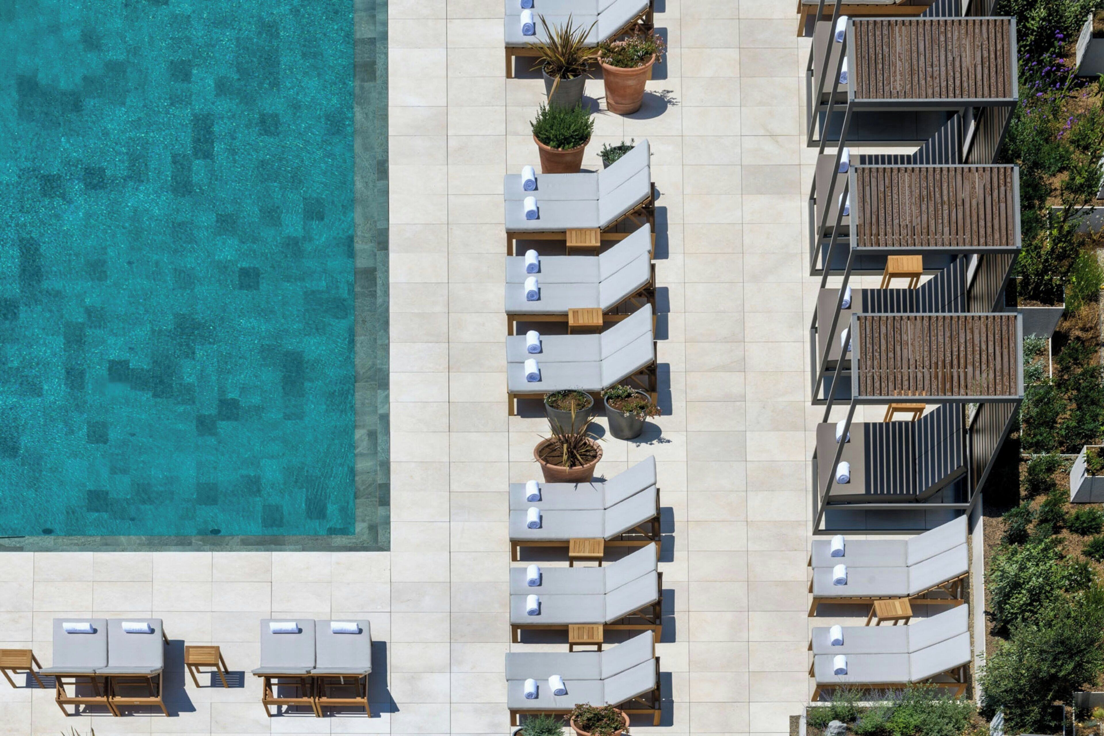 2 piscinas al aire libre, sombrillas, sillones reclinables de piscina