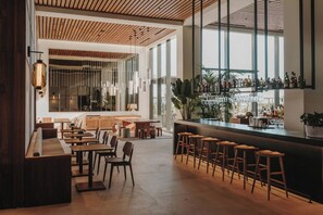 Spécialités Cuisine méditerranéenne, vue sur la piscine 