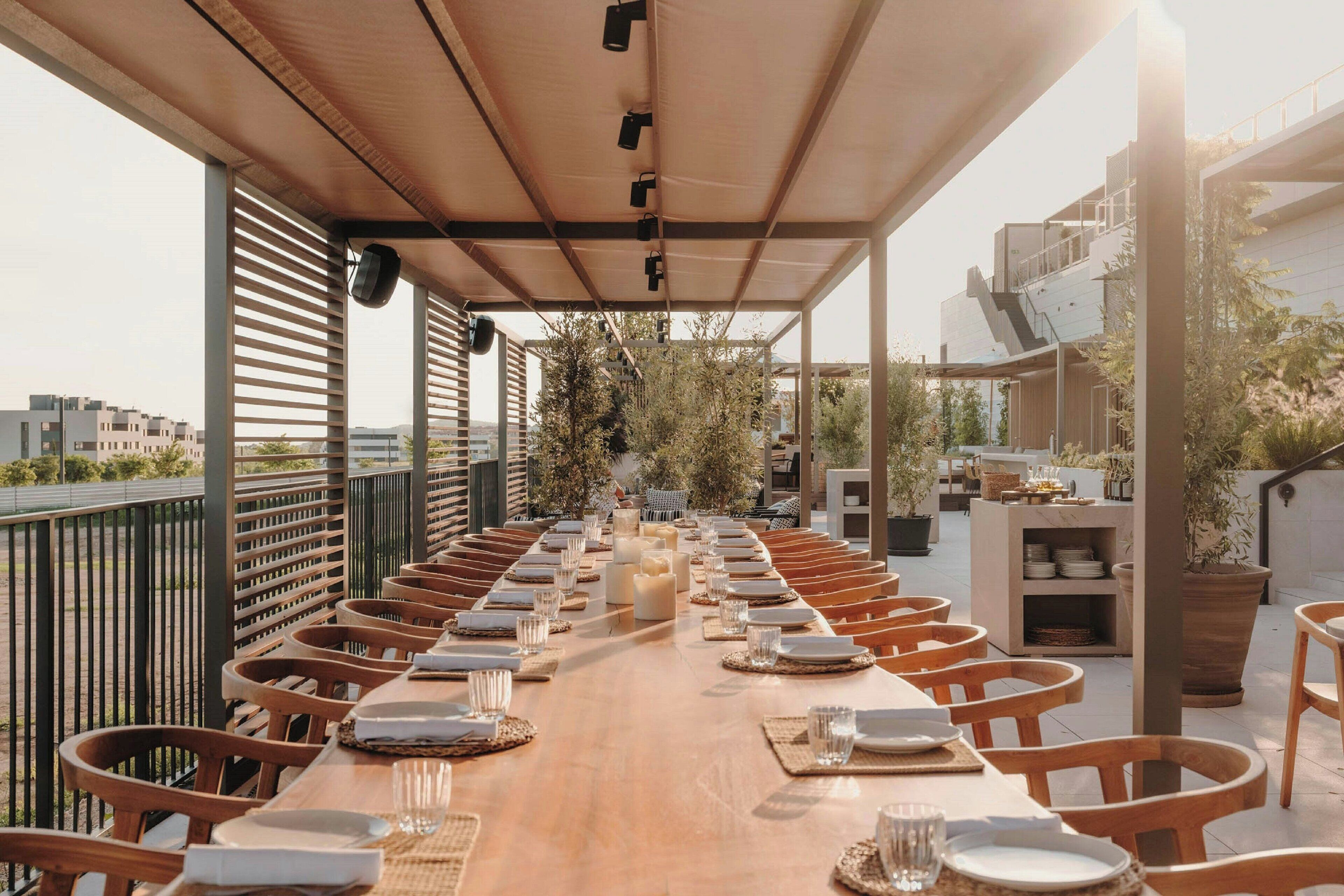 Se sirve cocina mediterránea (con vistas a la piscina) 