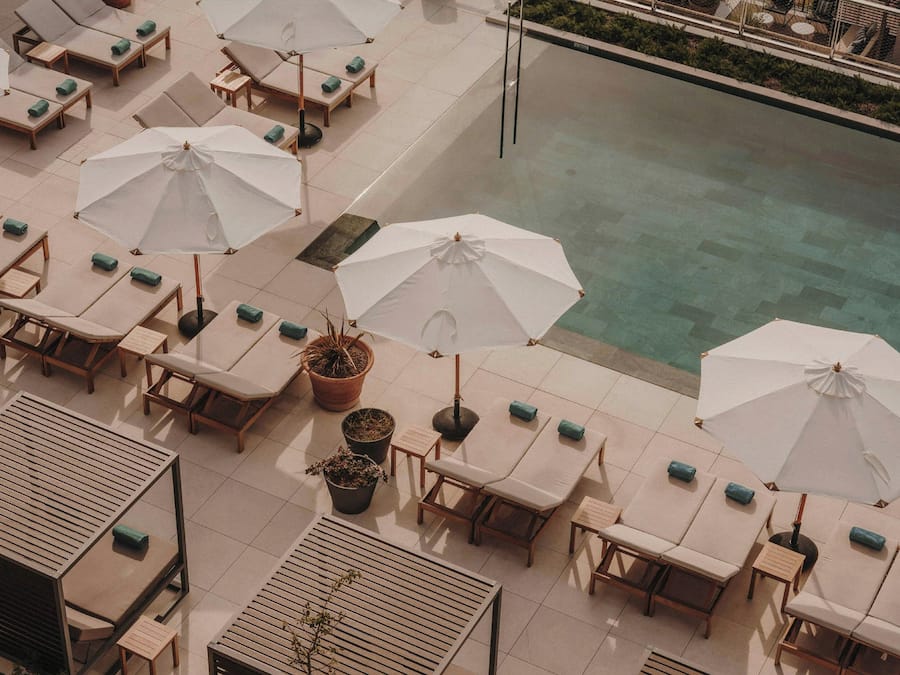 2 piscines extérieures, parasols de plage, chaises longues