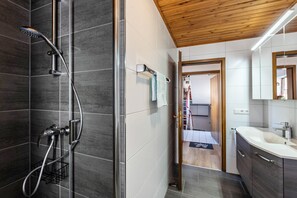 Dusche, Haartrockner, Handtücher