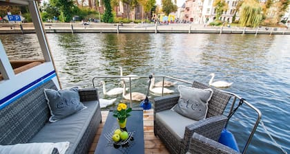 Vollständig ausgestattetes Boot 'Lisa' mit Terrassen