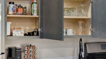 Cafetière/bouilloire, grand réfrigérateur, micro-ondes, four
