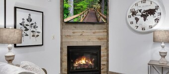 Barnwood Suite · Romantic getaway on Main Street - Barnwood Suite