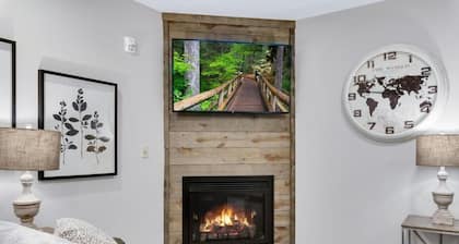 Barnwood Suite · Romantic getaway on Main Street - Barnwood Suite