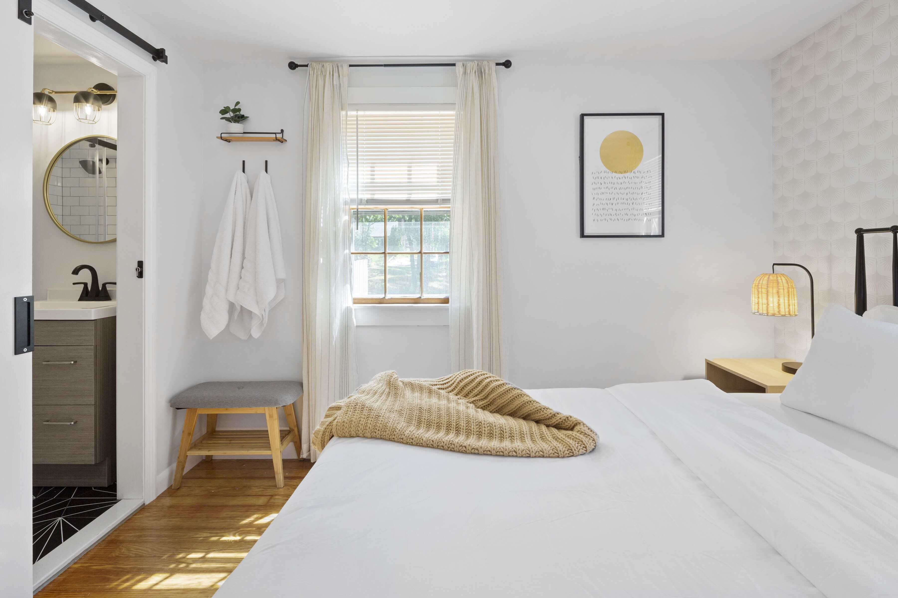 2 bedrooms, desk, travel crib, WiFi (free)