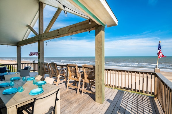 Outdoor dining - Gulf Front Luxury Beach House w/Mini Golf, Hot Tub, Firepit + Family Friendly (Bolivar Peninsula)