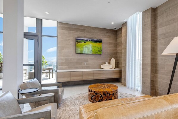 TV, stereo - Sleek Downtown Fort Lauderdale Studio w/ W/D, Pool & Gym, by Blueground (Fort Lauderdale)