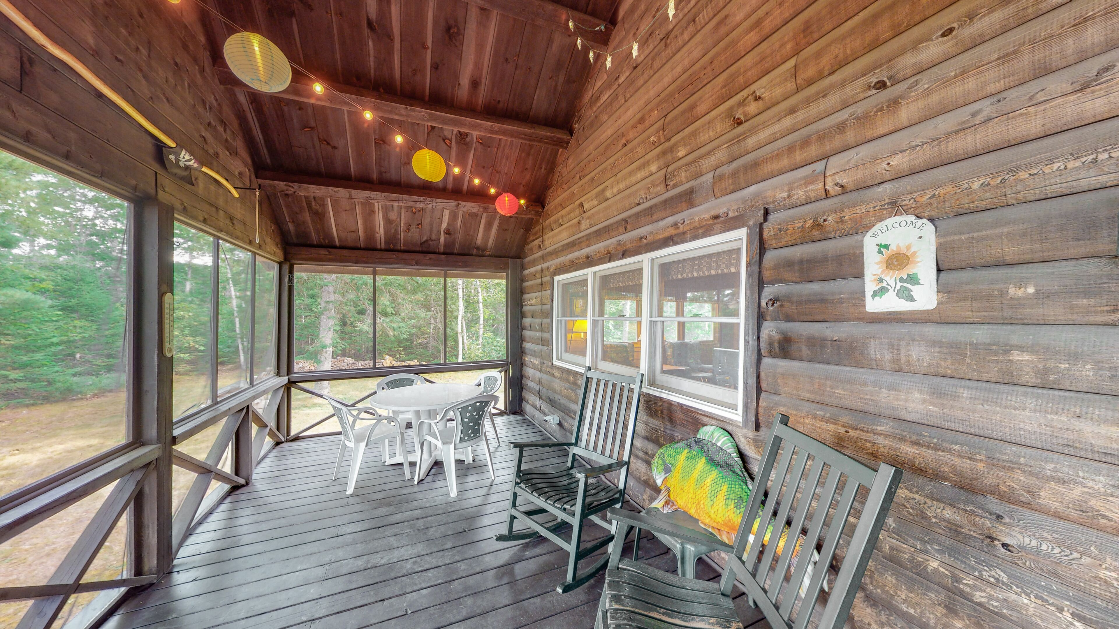 Lakefront home with stunning views, firepit, 2 canoes, fast WiFi & yard games