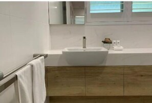 Suihku, hiustenkuivaaja