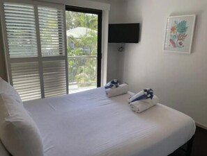 2 bedrooms, iron/ironing board, free WiFi, bed sheets - Tropical Apartment with Pool Area (Noosaville)