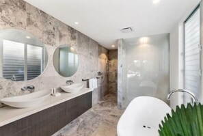 Combined shower/tub, hair dryer, towels - Waterfront Home - Jetty & Inground Pool (Noosa)