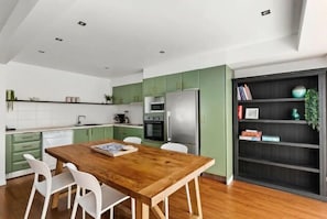 Réfrigérateur, four à micro-ondes, un four, surface de cuisson