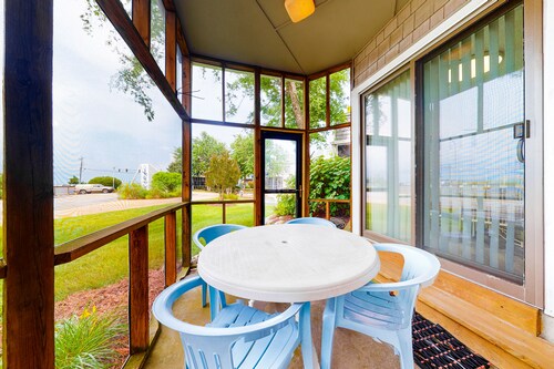 East of the Sun condo w/ central AC, W/D, & shared pool - under 1 mile to beach