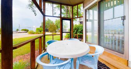 East of the Sun condo w/ central AC, W/D, & shared pool - under 1 mile to beach