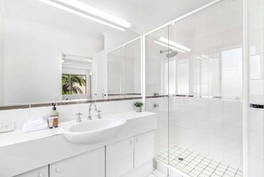 Hair dryer, towels - Panoramic River & Ocean Views - Penthouse -Rooftop (Noosa)