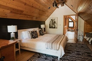 1 slaapkamer, een bureau, een strijkplank/strijkijzer, reisbedje